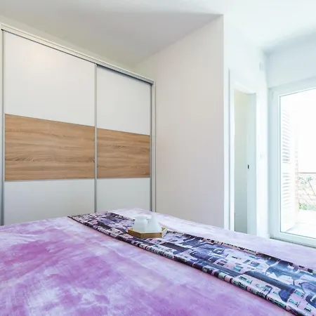 Spacious Zadar Apartments Near Beach * 扎达尔