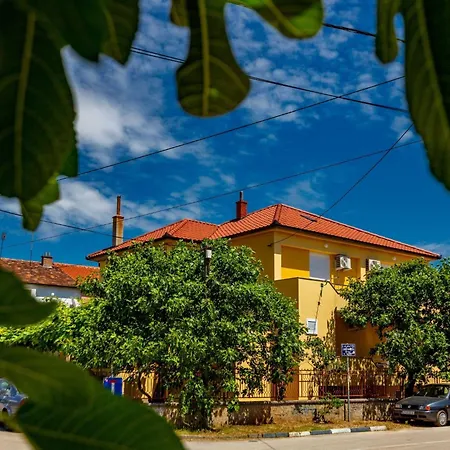 Spacious Zadar Apartments Near Beach 扎达尔