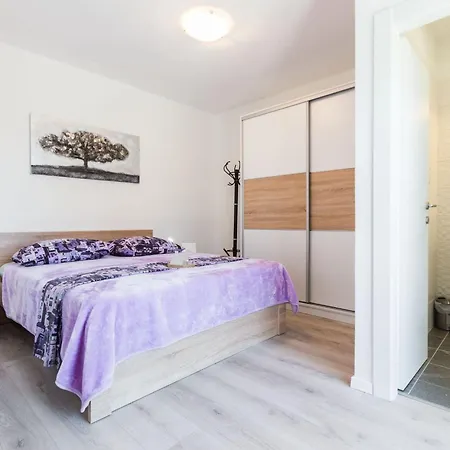 Spacious Zadar Apartments Near Beach * 扎达尔