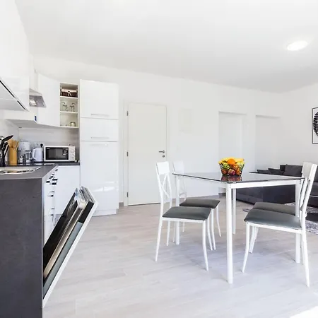 Spacious Zadar Apartments Near Beach 扎达尔