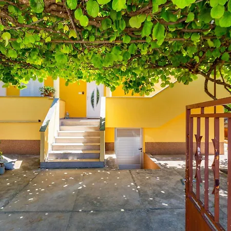 Spacious Zadar Apartments Near Beach *